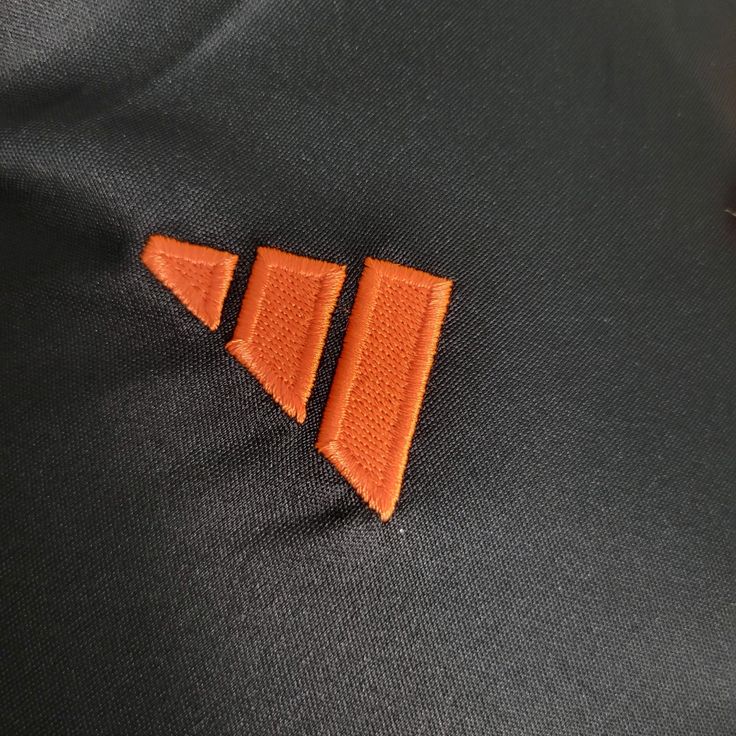 POLO INTERNACIONAL PRETO/LARANJA - 2023/24