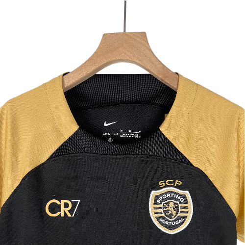 KIT INFANTIL SPORTING III 23/24 CR7 - PRETO E DOURADO