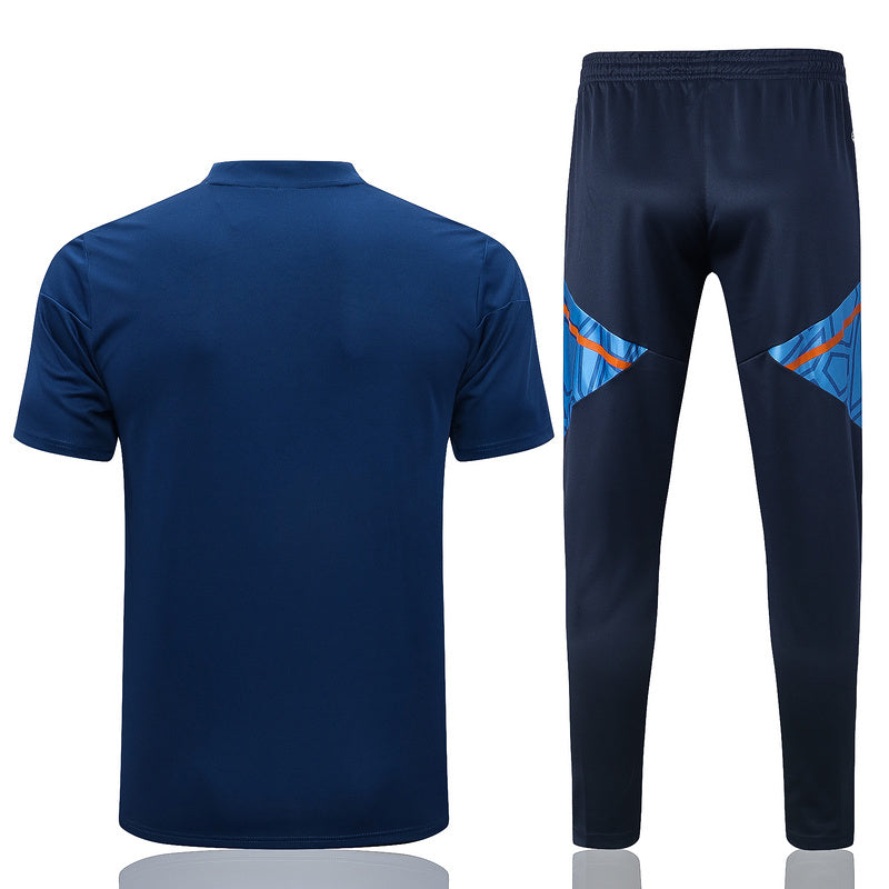 CONJUNTO TREINO MANCHESTER UNITED PÓLO+CALÇA - AZUL/LARANJA 2022/23