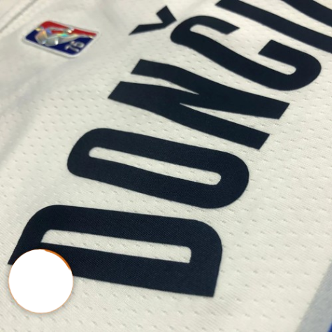 REGATA NBA DALLAS MAVERICKS ASSOCIATION EDIÇÃO 75 ANOS LUKA DONCIC BRANCA