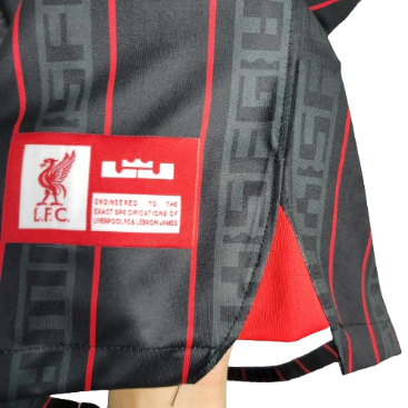 CAMISA LIVERPOOL X LEBRON JAMES PRETA - 23/24