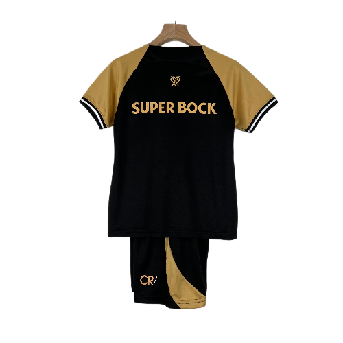 KIT INFANTIL SPORTING III 23/24 CR7 - PRETO E DOURADO